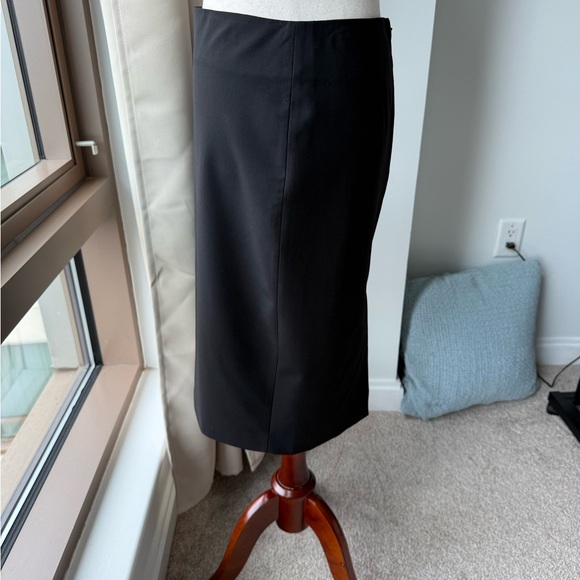 Theory Black Pencil Skirt with Sleek Design - Picture 3 of 9